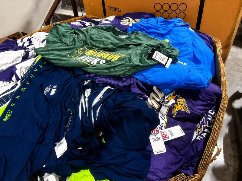SPORTS FANATICS LICENSED APPAREL